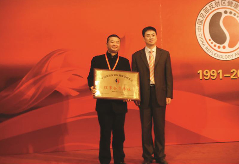 中國(guó)足健會(huì)理事長(zhǎng)廖海濤與創(chuàng)始人周成先生合影