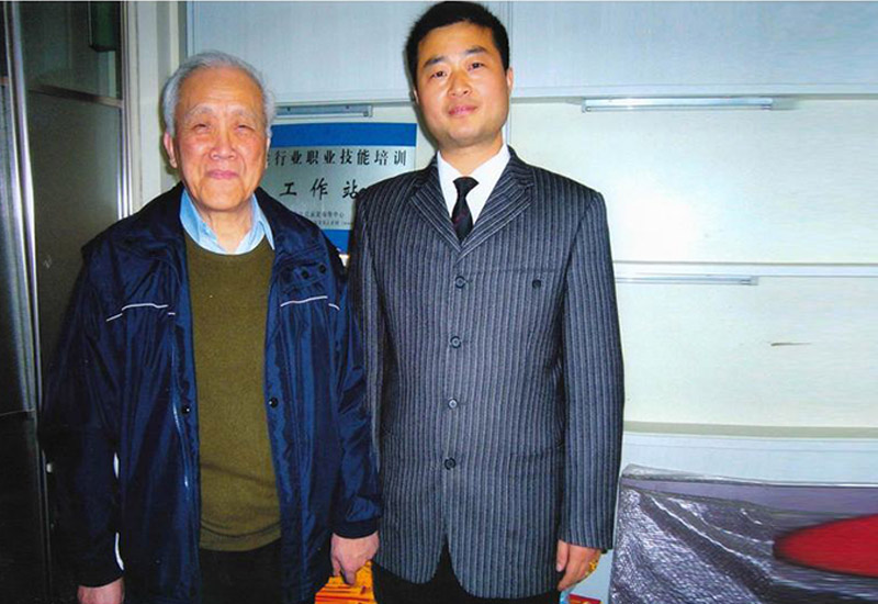 公司總經(jīng)理周成先生與國(guó)際反射學(xué)導(dǎo)師、中國(guó)足健會(huì)會(huì)長(zhǎng)杭雄文先生合影