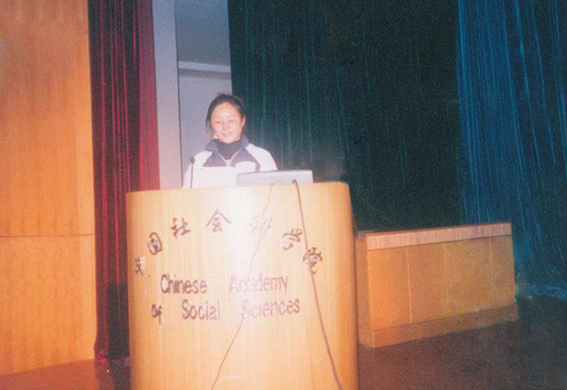 國(guó)家衛(wèi)生部衛(wèi)生行業(yè)職業(yè)技能培訓(xùn)師、足春堂技術(shù)總監(jiān)顧芹女士在中國(guó)社會(huì)科學(xué)院社科會(huì)堂面對(duì)各位領(lǐng)導(dǎo)與專(zhuān)家及來(lái)自全國(guó)的代表做報(bào)告