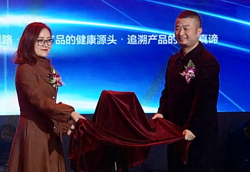 央視著名主持人競(jìng)戈女士與足春堂創(chuàng)始人周成合影